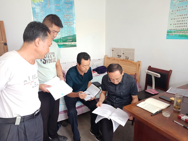 隴運(yùn)集團(tuán)公司黨委書記、董事長李寅祥深入琵琶鎮(zhèn)寧強(qiáng)村檢查指導(dǎo)幫扶工作