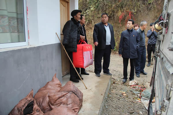 隴運(yùn)集團(tuán)公司開展“解難題、辦實(shí)事、送溫暖”主題黨日活動(dòng)